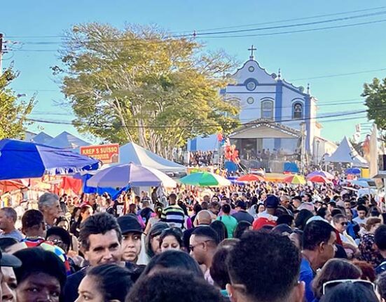 Multidão de fiéis celebra